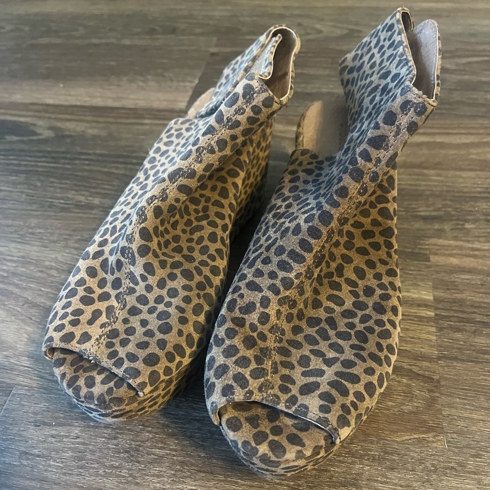 Chocolat Blu, size 8, leopard print, suede